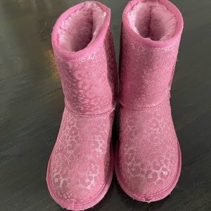 Pre-loved barely worn UGG water resistant kids pink boots.